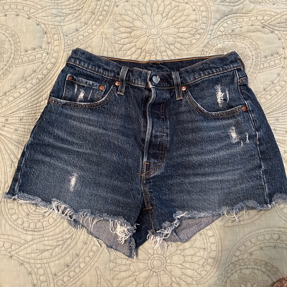 Levi’s Size 6/28 high waisted denim shorts